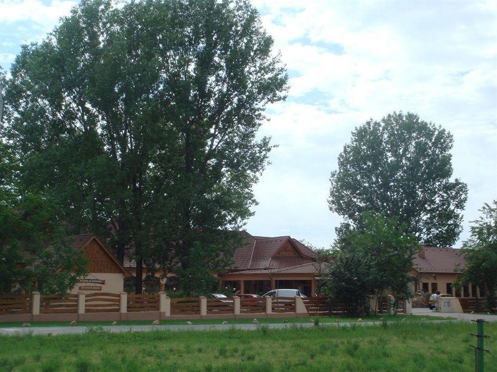 Platan Garden Rooms & Restaurant Гайдусобосло Екстер'єр фото
