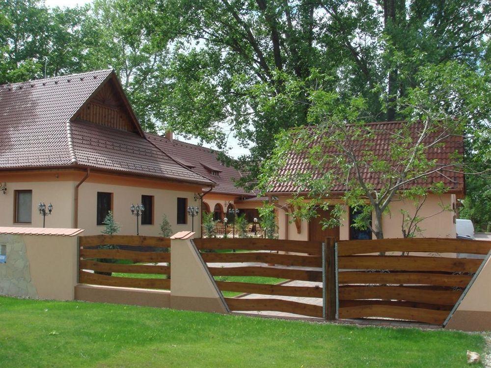 Platan Garden Rooms & Restaurant Гайдусобосло Екстер'єр фото